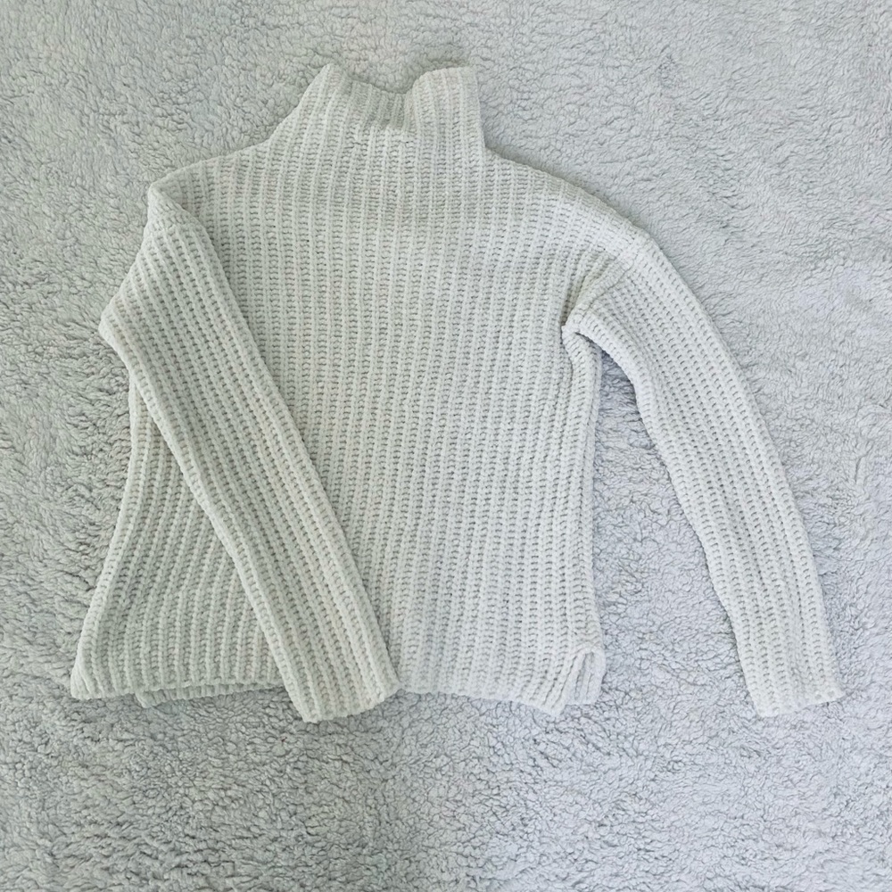 Bright white super soft short turtle neck sweater, size S